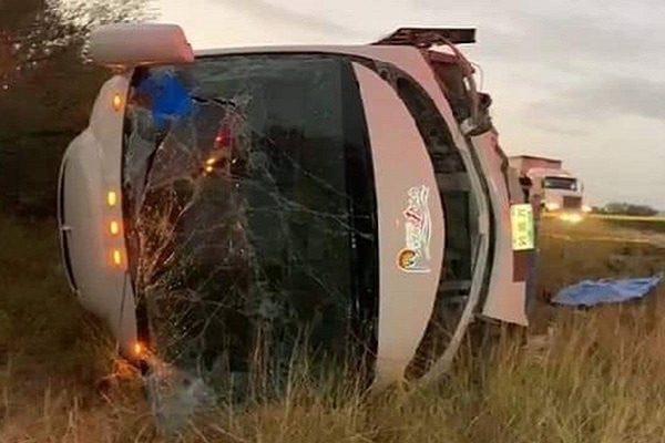 Dos muertos tras volcadura de autobús con integrantes de FRENAAA