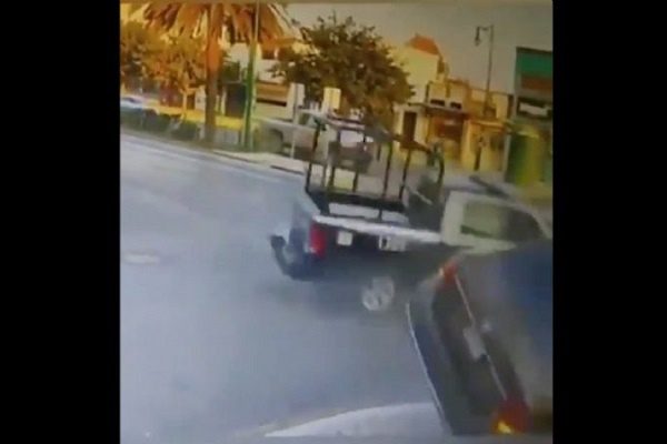 Una persona muere tras choque con patrulla que se pasó el alto #VIDEO