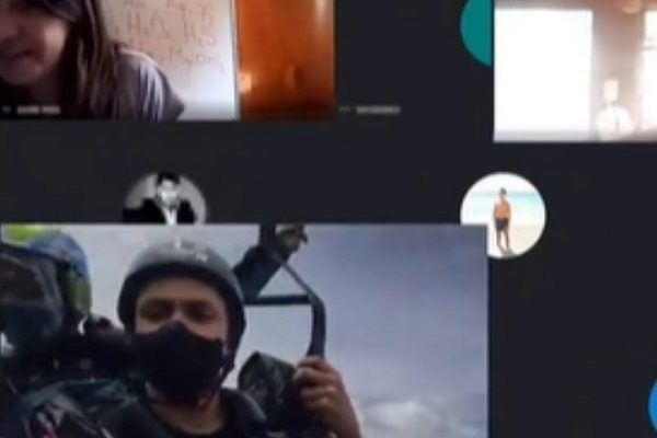 Joven aparece en clase virtual tirándose de un paracaídas #VIDEO