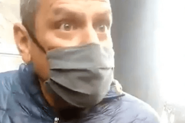 Insulta a repartidor y lo corre del país por entregar bolsa rota #VIDEO