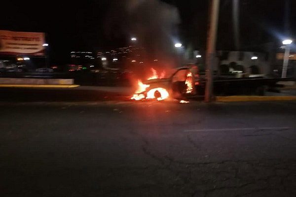 Cinco vehículos incendiados tras riña entre transportistas en Atizapán #VIDEOS