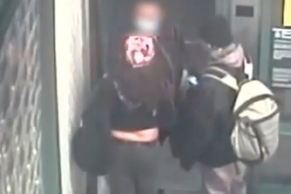Golpean a mujer que les pidió usar cubrebocas en metro de NY #VIDEO