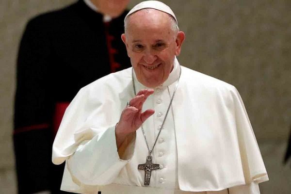 Vaticano investiga "like" del Papa a modelo brasileña