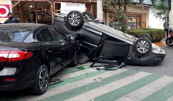 Vuelca automóvil en Ejército Nacional y Lago Onega en la Miguel Hidalgo