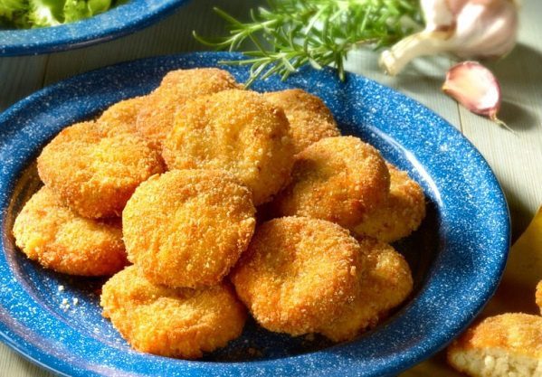 Demandan a niñera por darles nuggets de pollo a niños de padres vegetarianos