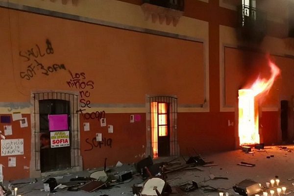 Incendian Palacio Municipal de Fresnillo tras homicidio de niña Sofía #VIDEOS