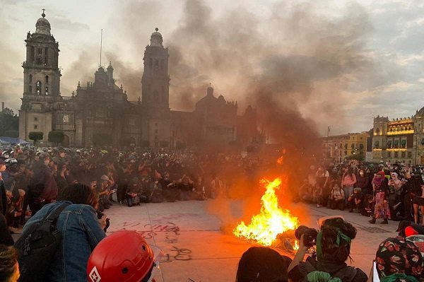 Encapuchadas hacen fogata con tiendas de FRENAAA #VIDEO