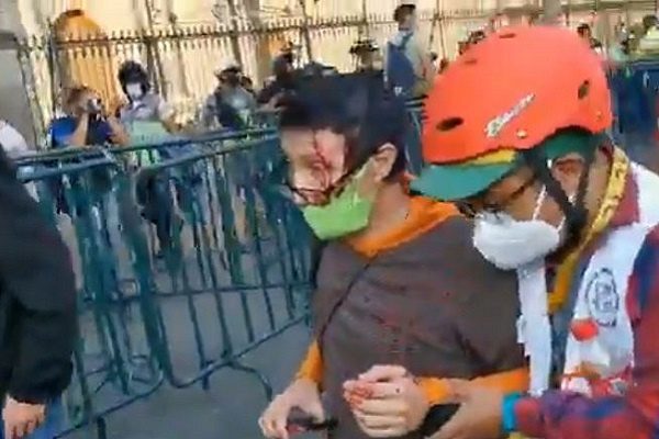 En marcha, embozadas golpearon con un martillo a abuelito #VIDEO