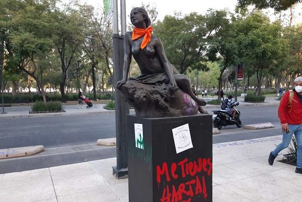 Mujeres marchan rumbo al Zócalo capitalino #VIDEOS