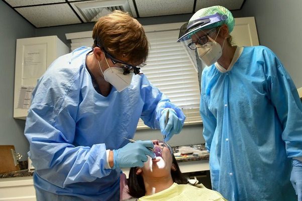 Covid-19 ha provocado caída de dientes, revela TNYT