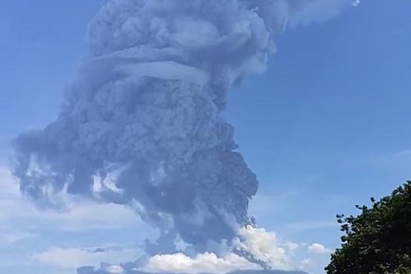 2 mil personas desalojadas en Indonesia por erupción de volcán #VIDEOS