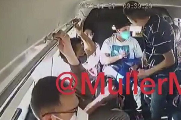 "Dame el celular o te manoseo", dice asaltante de combi #VIDEO