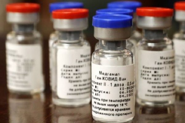 Rusia inicia vacunación masiva contra coronavirus en civiles