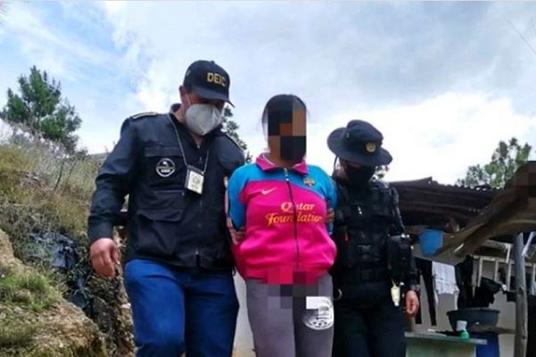 Detienen a madre que lanzó a su bebé a aguas negras