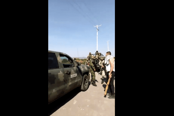 Encapuchados agredieron a soldados en Michoacán #VIDEO