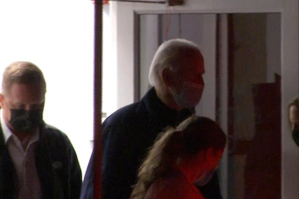 Biden se fracturó el pie jugando con su perrito #VIDEO