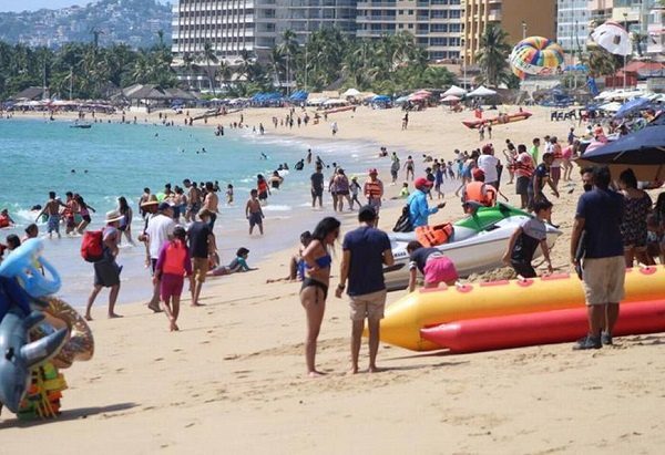 Cientos de personas abarrotaron las playas de Acapulco en puente de Día de Muertos