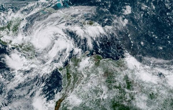 Nicaragua y Honduras en alerta por huracán "Eta", ya es categoría 3
