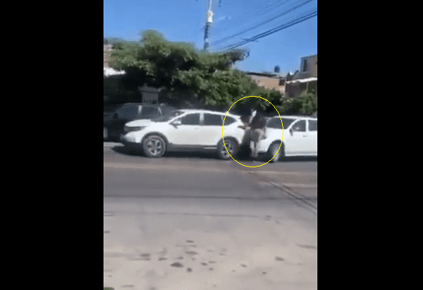 ¡Loco! Conductor agresivo intenta atropellar a dos personas que le reclamaron su mal conducir #VIDEO