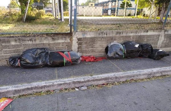 Vecinos llaman a la policía para reportar dos cuerpos, ¡eran decoraciones de Halloween!