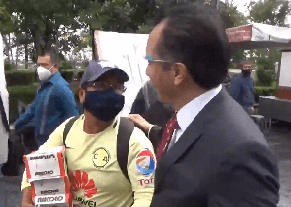 Gobernador de Veracruz se niega a comprar un chocolate a vendedor ambulante #VIDEO