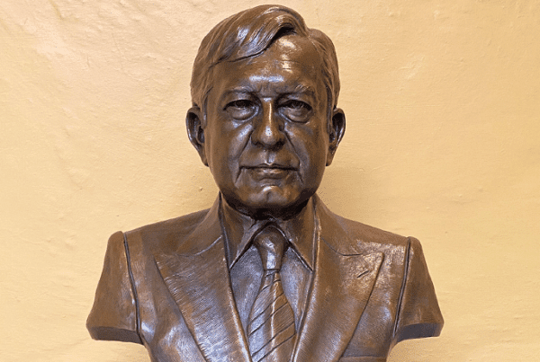 Artista plástico salda sus impuestos del SAT con busto del presidente AMLO