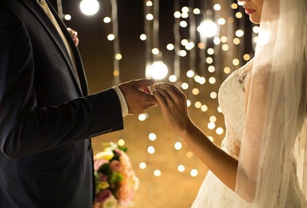 Tras provocar 80 contagios de Covid-19 durante su boda, novios se disculpan con invitados