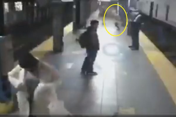 Sin motivo, sujeto avienta a mujer a las vías del metro en Nueva York #VIDEO