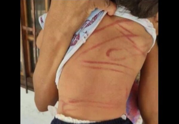 Mujer golpea con un cable a pequeño de dos años porque rayó la funda de su celular