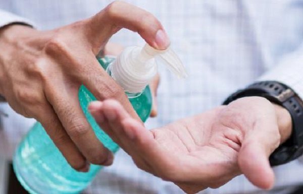 Ciudadanos presentan dermatitis atópica ante uso excesivo de gel y alcohol antibacterial