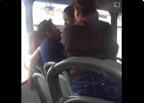 Esposa y suegra jalonean a marido infiel y amante que paseaban en pesero #VIDEO