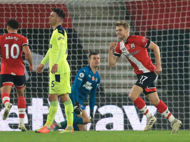 Southampton sorprende y asalta liderato en la Liga Premier