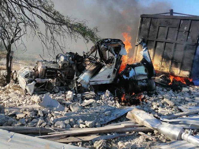 Vuelca tráiler con 40 toneladas de sorgo y se incendia en Tamaulipas