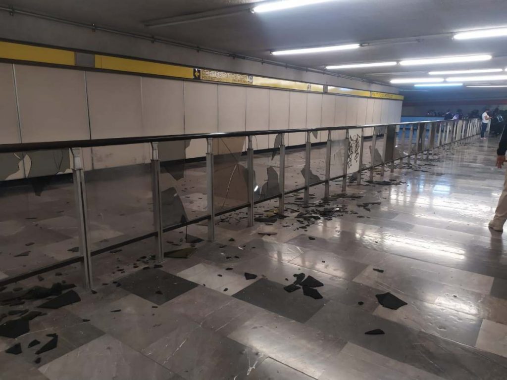 El STC Metro informó que se trató de cerca de 40 manifestantes quienes también causaron daños en la estación Lindavista y dos trenes