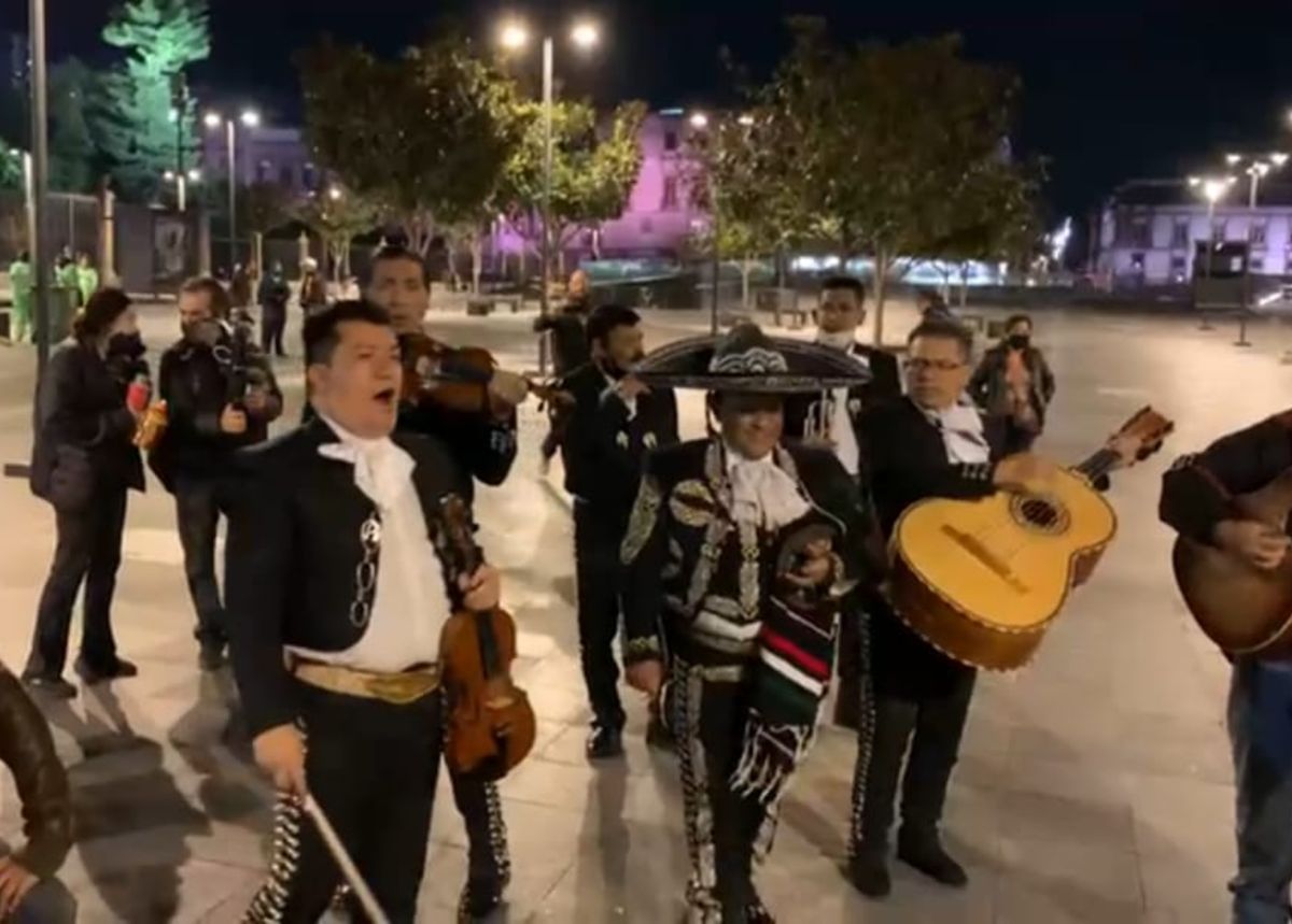 Seguidores de López Obrador, sí le llevaron mariachi por su cumpleaños #VIDEO