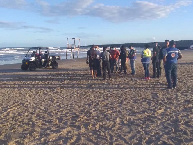 En Soto la Marina, abuelito y nieta son "tragados" por el mar