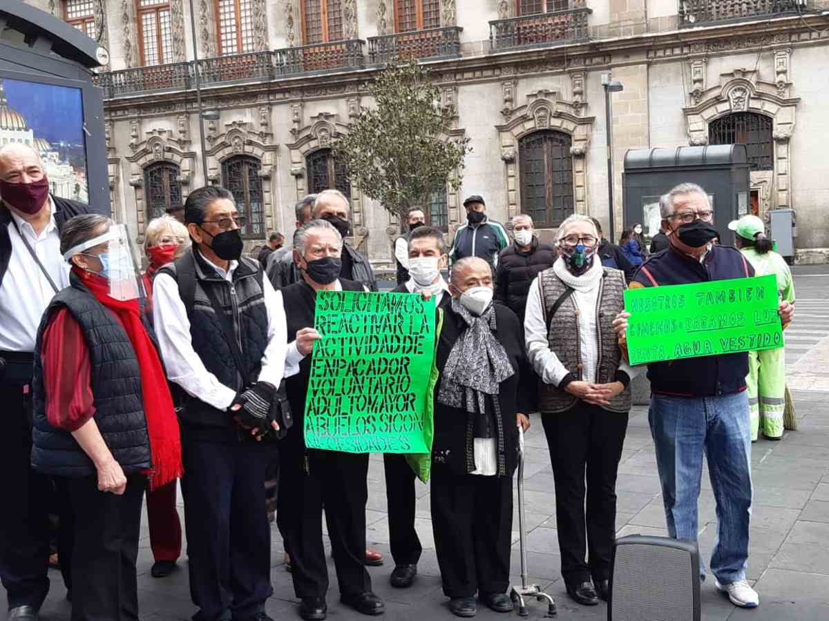Abuelitos empacadores piden reiniciar su actividad laboral