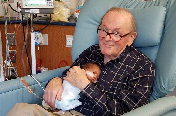 Fallece el abuelito que cuidaba a bebés prematuros en Unidad de Cuidados Intensivos