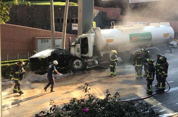 Por choque de pipa de Pemex en la Picacho-Ajusco; se evacuan a 600 personas