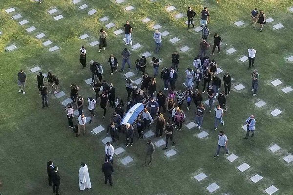 Arriban los restos de Maradona al cementerio, estará junto a sus padres