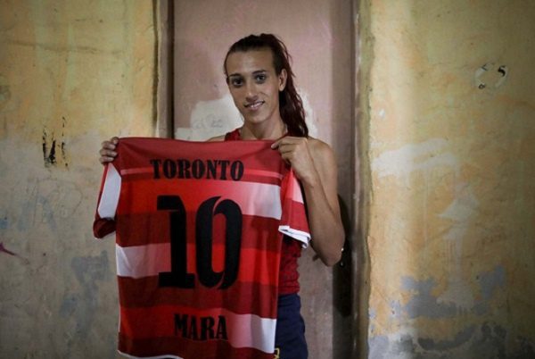 Argentina da la bienvenida a jugadora trans en primera división de futbol