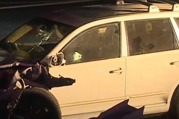 Llenó tanque y quiso escapar, terminó chocando contra poste