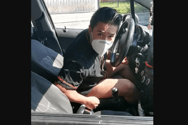 Identifican a hombre que acosó a una mujer desde un auto, ¡Y se queda sin empleo!