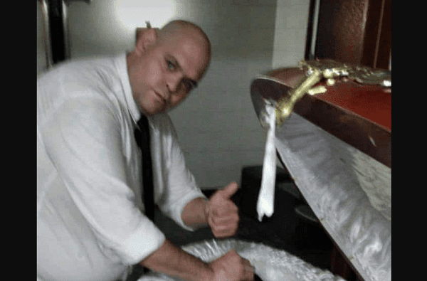 Hombre que se tomó selfie con cuerpo de Maradona comparece ante las autoridades