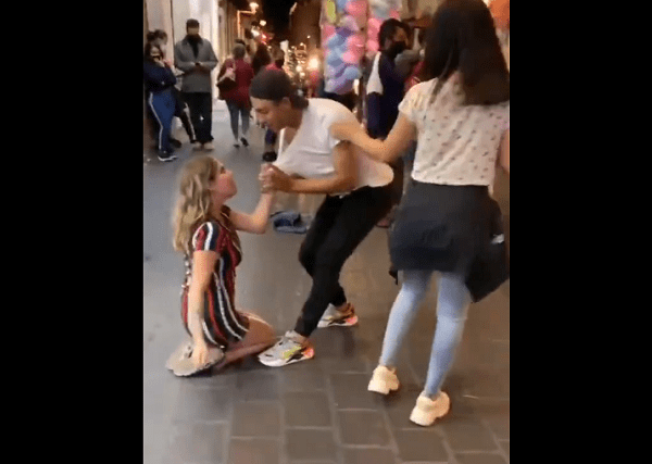 "¡Quiérete reina!", le gritan a joven que se arrodilla ante su exnovio #VIDEO