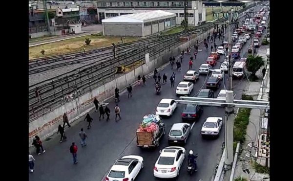 Piden que se abran antros en Ecatepec y bloquean Avenida Central