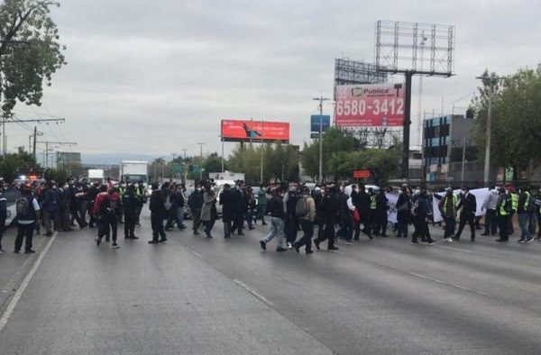 Trabajadores de Interjet se manifiestan en Circuito Interior frente a Terminal Aérea 1