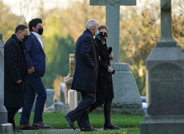 Tras visitar la tumba de su hijo y acudir a la iglesia, Biden inicia la jornada electoral