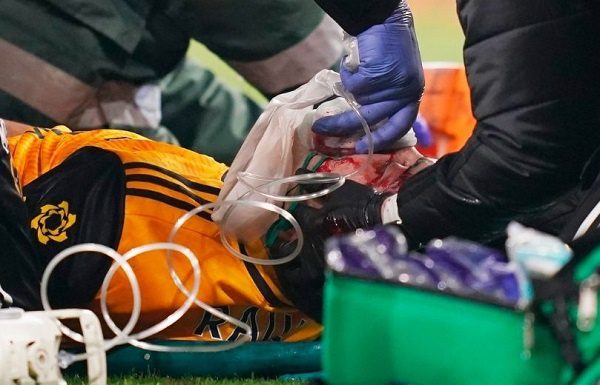Operan con éxito a futbolista Raúl Jiménez tras sufrir fractura de cráneo durante partido contra el Arsenal