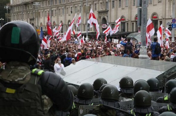 Arrestan a 300 personas tras protestas contra el presidente de Bielorrusia